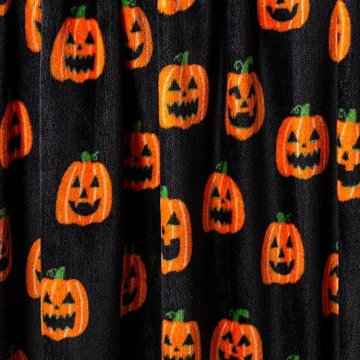 Hyde & EEK! Boutique Pumpkins Printed Plush Throw Blanket Black/Orange - Hyde & EEK! Boutique™ 3 Hyde & EEK! Boutique Pumpkins Printed Plush Throw Blanket Black/Orange - Hyde & EEK! Boutique™ - Image 3
