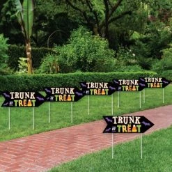 Big Dot of Happiness Trunk or Treat - Arrow Halloween Car Parade Party Direction Signs - Double Sided Outdoor Yard Signs - Set of 6